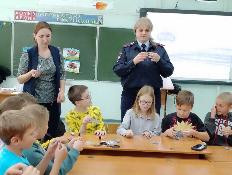 В Кожевниково сотрудники полиции провели мероприятие по изготовлению световозвращателей